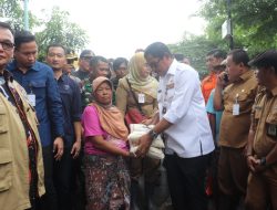 PJ. Gubernur Jateng Tinjau Banjir di Brebes, Salurkan Bantuan untuk Warga Terdampak