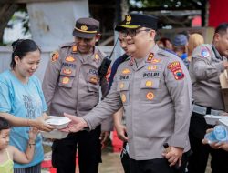Polres Brebes Bagikan Takjil untuk Masyarakat di Bulan Suci Ramadhan