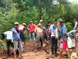Hujan Deras Sebabkan Longsor, Akses Jalan Desa Cibentang Terputus