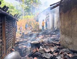 KEBAKARAN MELANDA RUMAH WARGA DI DESA WARU, KERUGIAN CAPAI RP 100 JUTA