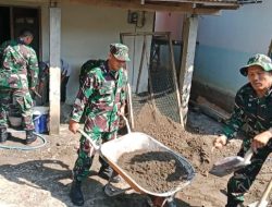 Wujud Nyata Kemanunggalan TNI Bersama Rakyat, Gotong Royong Perbaiki Rumah Warga Kurang Mampu.