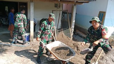 Wujud Nyata Kemanunggalan TNI Bersama Rakyat, Gotong Royong Perbaiki Rumah Warga Kurang Mampu.