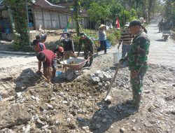 Cegah Jalan Utama Amblas Satgas TMMD Bersama Warga Sarimulyo Perbaiki Gorong-Gorong