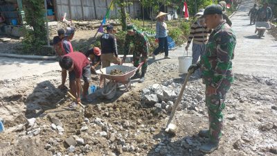 Cegah Jalan Utama Amblas Satgas TMMD Bersama Warga Sarimulyo Perbaiki Gorong-Gorong