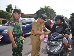 Semarak HUT Kemerdekaan RI Ke-80,Forkompimda Surakarta Bagikan Bendera Ke Masyarakat