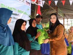 HUT RI ke-80, Bupati Brebes Bagikan 235 Paket Sembako dan Cek Kesehatan Gratis untuk Petugas Kebersihan