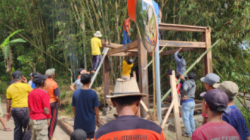 Warga Desa Kalijurang Gotong Royong Bangun Pos Siskamling, Kepala Desa Turut Andil