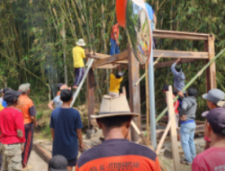 Warga Desa Kalijurang Gotong Royong Bangun Pos Siskamling, Kepala Desa Turut Andil