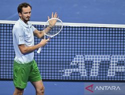 Medvedev raih kemenangan ke-50 atas Top 10 untuk melaju di Shanghai