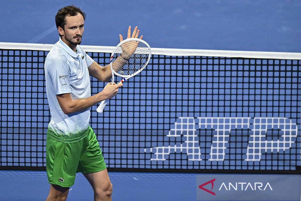 Medvedev raih kemenangan ke-50 atas Top 10 untuk melaju di Shanghai