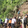 Jalan Penghubung Cirumnyang–Sijampang di Desa Ragatunjung Tertutup Longsor, Warga Gotong Royong Bersihkan Material
