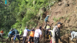 Jalan Penghubung Cirumnyang–Sijampang di Desa Ragatunjung Tertutup Longsor, Warga Gotong Royong Bersihkan Material