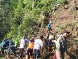 Jalan Penghubung Cirumnyang–Sijampang di Desa Ragatunjung Tertutup Longsor, Warga Gotong Royong Bersihkan Material