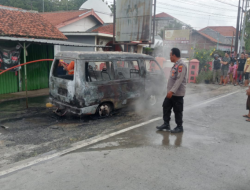 Minibus Terbakar Usai Isi BBM di Linggapura, Dua Orang Alami Luka Bakar