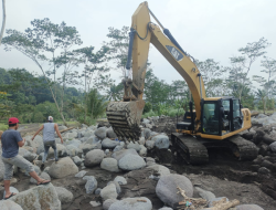 Pemkab Brebes Kerahkan Empat Alat Berat Antisipasi Banjir Susulan di Bumiayu