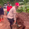UPT DPU Wilayah Bumiayu Bersama Relawan Bersihkan Longsoran di Jalan Kretek–Kaligua