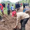 UPT DPU Wilayah Bumiayu Bersama Relawan Bersihkan Longsoran di Jalan Kretek–Kaligua