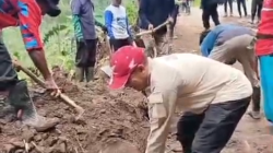 UPT DPU Wilayah Bumiayu Bersama Relawan Bersihkan Longsoran di Jalan Kretek–Kaligua