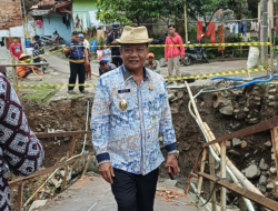 Jembatan Kali Longkrang Putus Diterjang Banjir, Pemkab Brebes Targetkan Bisa Dilalui Sebelum Lebaran