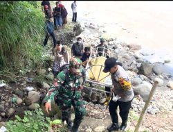 Mayat Pria Ditemukan Tersangkut di Batu Sungai Pedes, Dievakuasi Tim Gabungan