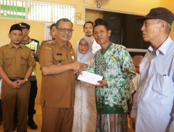 Wabup Brebes Serahkan Insentif kepada 886 Pegiat Keagamaan di Kecamatan Larangan