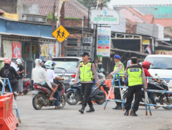 Polres Brebes Terapkan One Way dan Buka Tutup, Antrean Kendaraan di Jalur Mudik Mulai Terurai