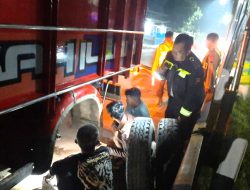 Aksi Cepat Polisi! Truk Patah As di Jalur Mudik Brebes Berhasil Dievakuasi Tengah Malam