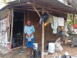 Hidup di Gubuk Sempit di Samping Kuburan, Abdul Latif Berjuang Bertahan Bersama Anak Semata Wayang