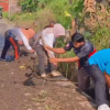 Warga dan Pemerintah Desa Purwodadi Bergotong Royong dalam Giat Jumat Bersih untuk Antisipasi Banjir.
