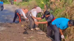 Warga dan Pemerintah Desa Purwodadi Bergotong Royong dalam Giat Jumat Bersih untuk Antisipasi Banjir.