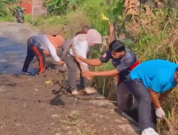 Warga dan Pemerintah Desa Purwodadi Bergotong Royong dalam Giat Jumat Bersih untuk Antisipasi Banjir.