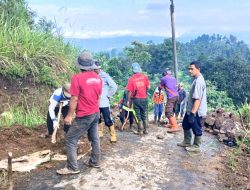 Kondisi Memprihatinkan! Jalan Penghubung Dua Desa di Paguyangan Ambles