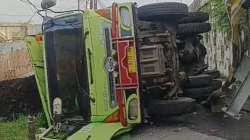 Dumtruk Bermuatan Batu Bara Terjun dari Fly Over Kretek Brebes, Minibus Ringsek Dihantam Truk Mundur
