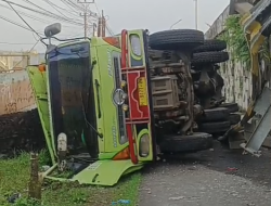 Dumtruk Bermuatan Batu Bara Terjun dari Fly Over Kretek Brebes, Minibus Ringsek Dihantam Truk Mundur