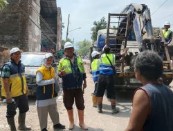 Gerak Cepat Dinas PU Brebes Kerahkan Excavator Evakuasi Reruntuhan Gedung Hogwan, Tiga Korban Meninggal