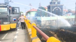 Api Membara di Bawah Jembatan Kaligangsa, Sat Samapta Polres Brebes Bergerak Cepat
